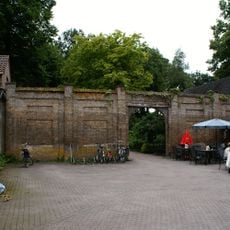 Haanwijk: dienstgebouwen, stal en muren