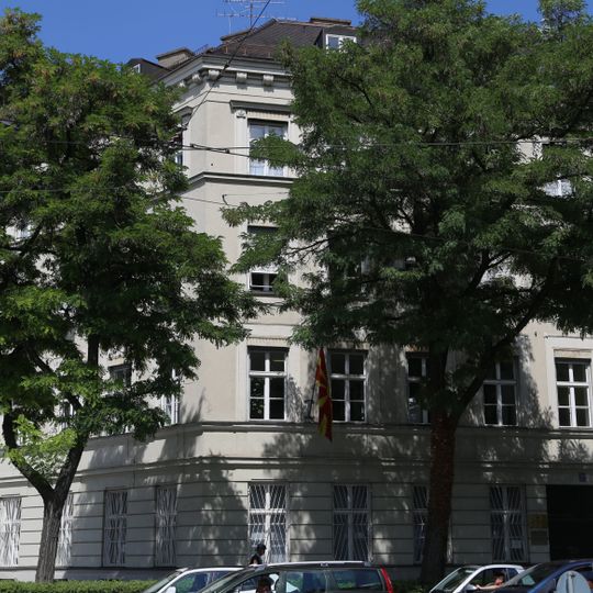 Eckbau einer im Kern noch spätklassizistischen Rondellgruppe