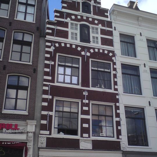 Pand met trapgevel, versierd met kleine blokjes en voorzien van een gevelsteen