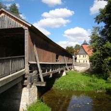 Überdachte Holzbrücke