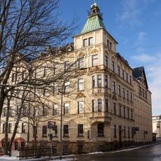 Mietshaus mit markantem Turmaufbau, in Ecklage und halboffener Bebauung Lindenstraße 24