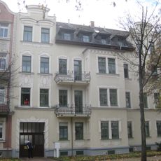 Mietshaus in geschlossener Bebauung mit Vorgarten Albrechtstraße 42