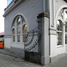 Brama wjazdowa z dekoracyjną kratą