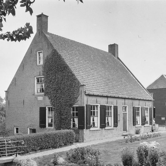 Boerderij met afzonderlijk woonhuis onder zadeldak tussen topgevels