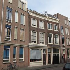 Pand met lijstgevel met gedateerde, verkropte kroonlijst