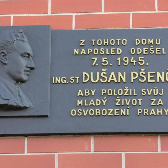 Pamětní deska Dušanu Pšenčíkovi padlému v květnu 1945 na domě Podolská 102