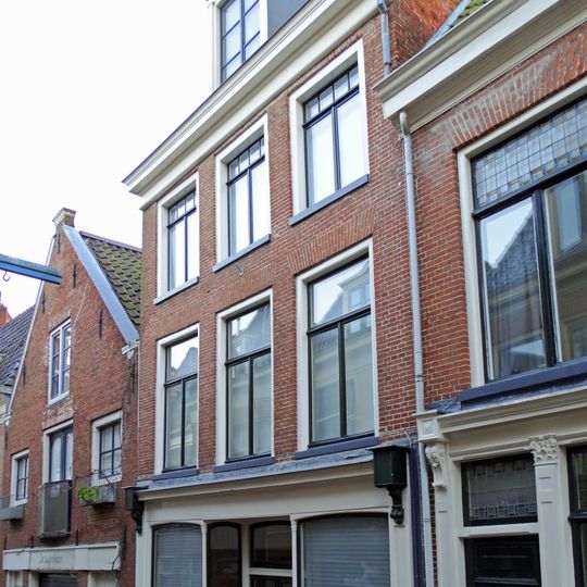 Winkelwoonhuis met pui in neo-renaissancestijl