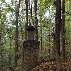 Kříž pod zámkem Zelená Hora