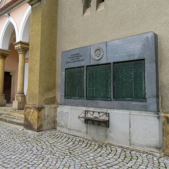 Pomník padlým v Rapotíně na zdi kostela