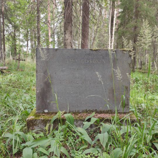 Могила рунопевцев Ийвана и Пелагеи Хяркёнен