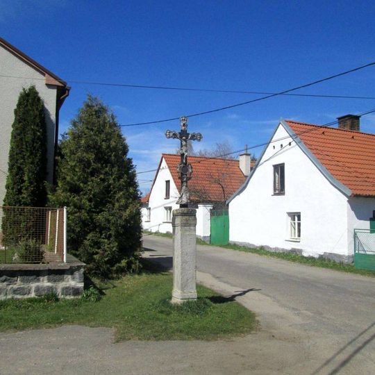 Kříž v Kejnicích u křižovatky