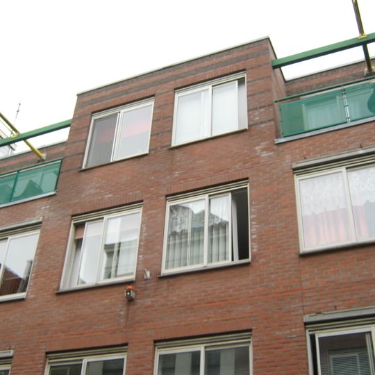 Huis met latere gevel onder klokvormige top met rollagen