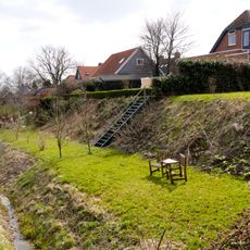 Versterkte dorpswierde met resten van het benedictijnenklooster Sint Juliana