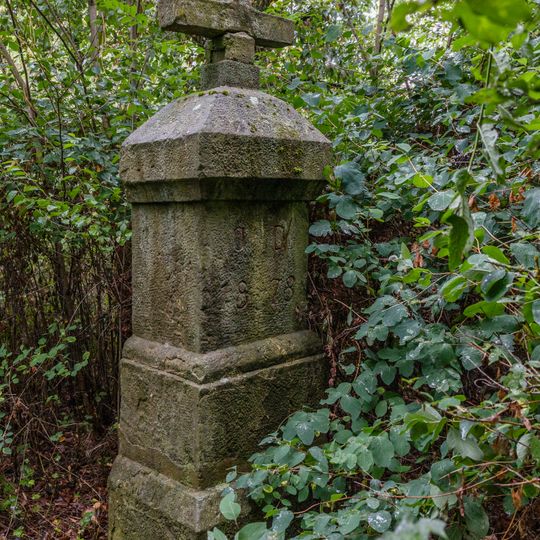 Kamenný kříž na polní cestě z Drahelčic do Nenačovic