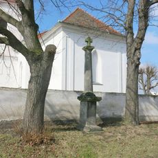 Boží muka u kostela v Dubanech