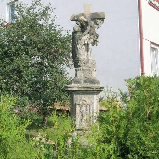Socha snímání Krista z kříže v zahradě domu u sokolovny ve Verneřicích