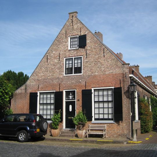 Pand met topgevel, zeer achterwaartshellend