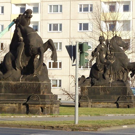 Brückenfiguren "Ruhige Elbe" und "Bewegte Elbe" an der Carolabrücke