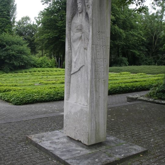 Ehrenmal für die Opfer der Luftangriffe auf dem katholischen Friedhof Uellendahl