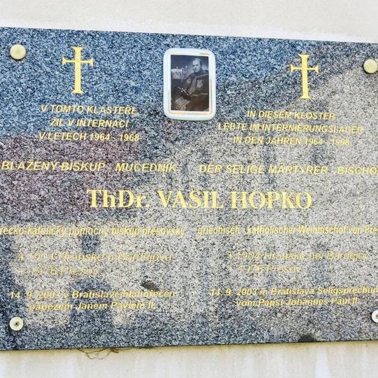 Pamětní deska Vasila Hopka na severní zdi kostela Nanebevzetí v klášteře v Oseku