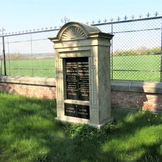 Pomník Jindřicha Vilema Friedlaendra za nemocnicí v Novém Bydžově