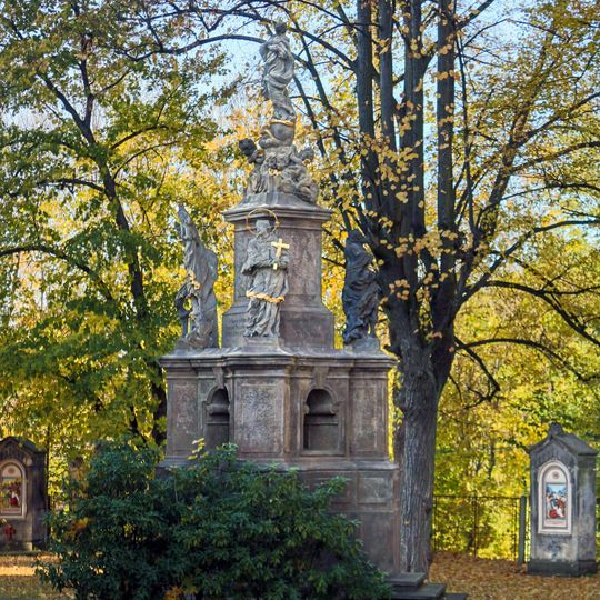 Mariánský sloup za kostelem Nalezení svatého Kříže v Liberci