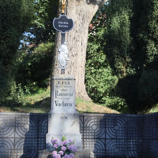 Kříž u laviček v Radošově