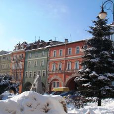Historyczne centrum staromiejskie z niewielką otuliną, z granicą opartą od zachodu o podnóże Góry Kościelnej, od wschodu zaś rzekę Ścinawkę