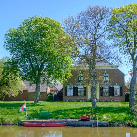 Oldambtster boerderij met aangebouwde bijschuur aan de noordzijde