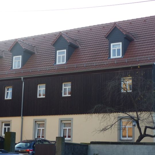 Wohnhaus eines Bauernhofes sowie Einfriedungsmauer mit Tor zum Dorfteich und zur Schließerstraße Brauhofstraße 13
