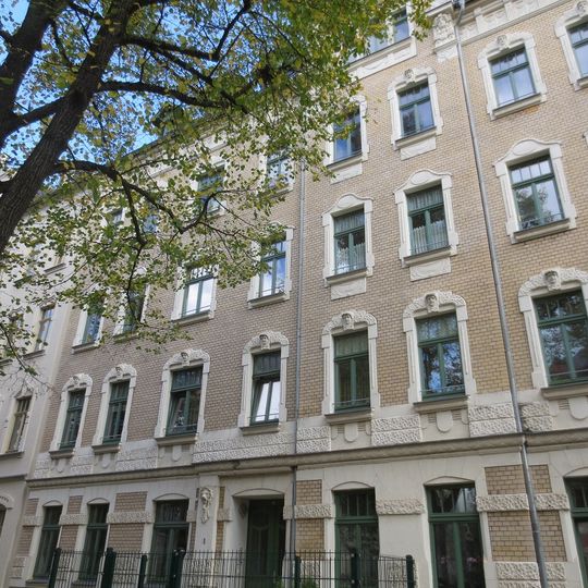 Mietshaus in geschlossener Bebauung mit Vorgarten Glauchauer Straße 11