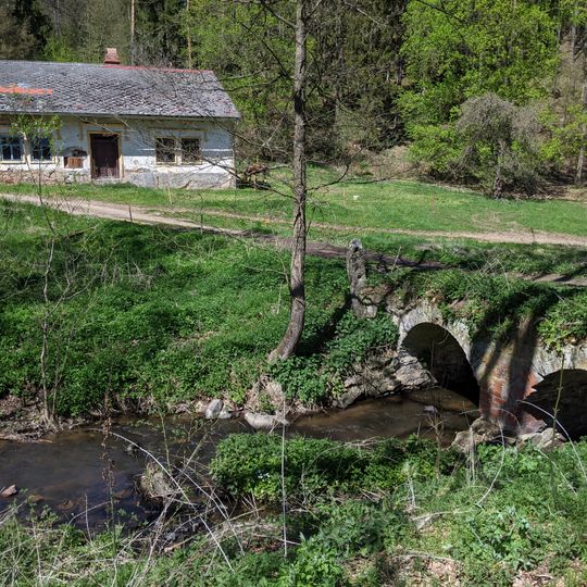 Můstek přes Líšnický potok k samotě Pila ve Smolotelech