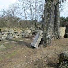 Kříž východně od Těchonic u ohrady