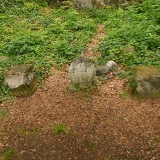 Sochy před Teatronem v zámeckém parku ve Valči