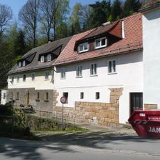 Zwei aneinander gebaute Wohnhäuser in offener Bebauung Lohmener Straße 15; 17