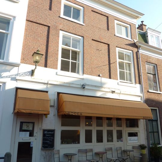 Pand onder hoge kap met lijstgevel, onderpui gewijzigd