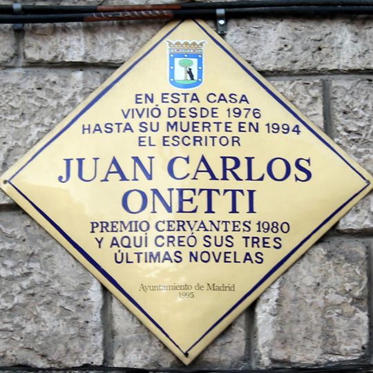 Commemorative plaque to Juan Carlos Onetti