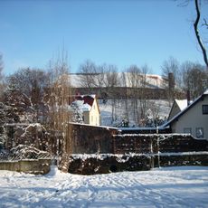 Sachgesamtheit Rittergut Taucha, mit den Einzeldenkmalen: Herrenhaus/Schloss, Wirtschaftsgebäude, Scheune und Torbogen eines ehemaligen Rittergutes (siehe Einzeldenkmalliste - Obj. 09256949) und mit den Sachgesamtheitsteilen: Burgberg mit Auffahrt u