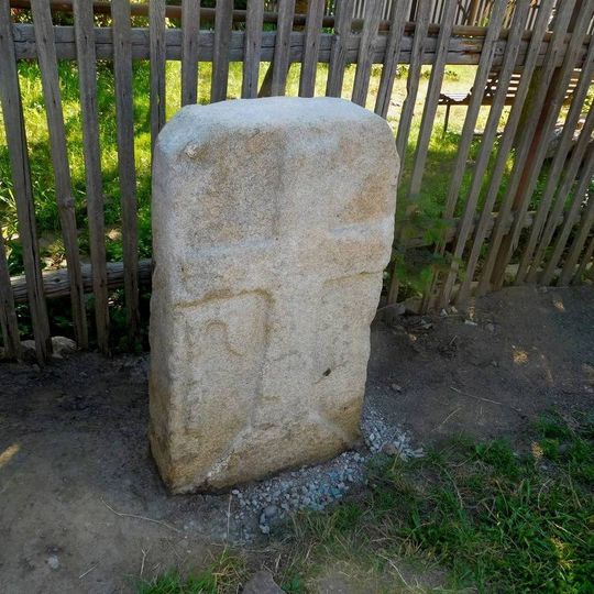 Křížový kámen proti domu čp. 90 ve Štokách