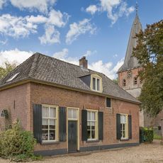 Eenvoudig dwarshuisje nabij de kerk