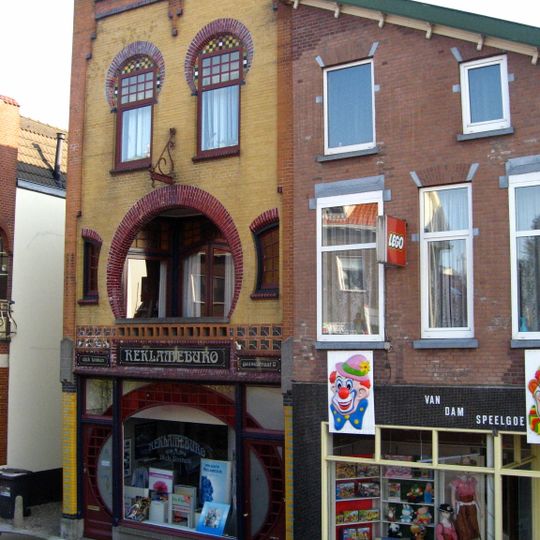 Winkel met bovenwoning