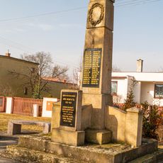 Pomník obětem První a Druhé světové války ve Starých Čívicích