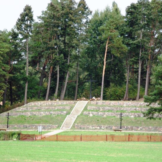 Cmentarz wojenny z I wojny światowej, ok. 2,5 km na południe od wsi