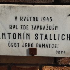 Pamětní deska Antonína Stallicha na domě Pod Rovinou 687/14 v Praze