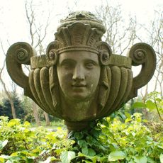 Loenersloot: vijf zandstenen tuinvazen