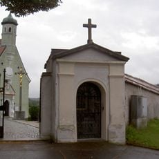 Ädikula an der Friedhofsmauer