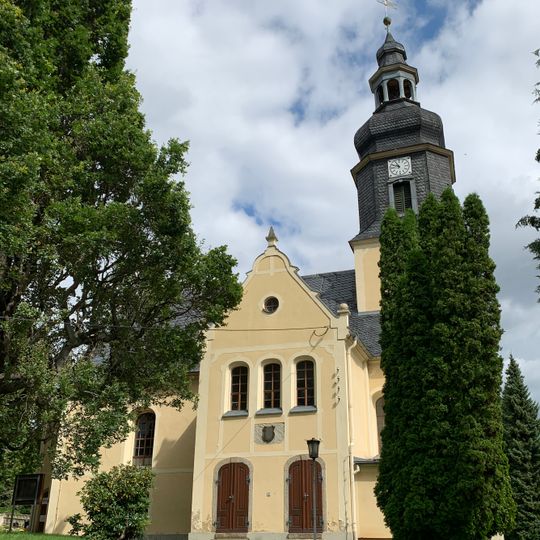 Kirche St. Micheln, Kirchhof, Gefallenendenkmal und alte Grabsteine