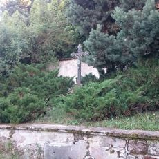 Kříž u kostela v Ouběnicích