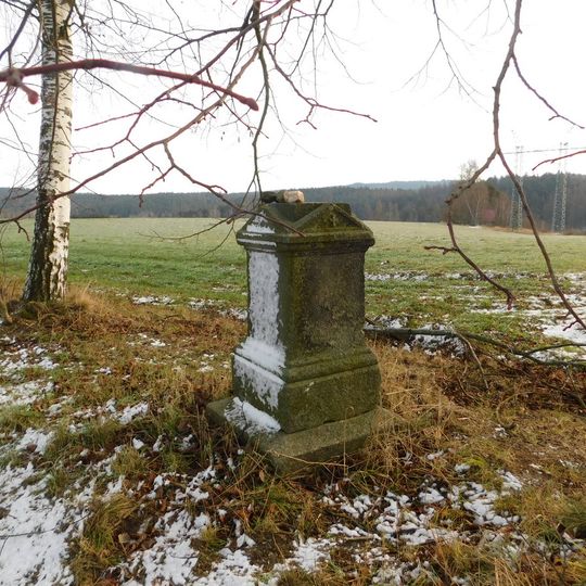 Kříž u silnice nad Dvorci