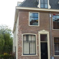 Pand met lijstgevel, terzijde gepleisterd